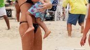 Letícia Birkheuer  e seu filho na praia - Wallace Barbosa