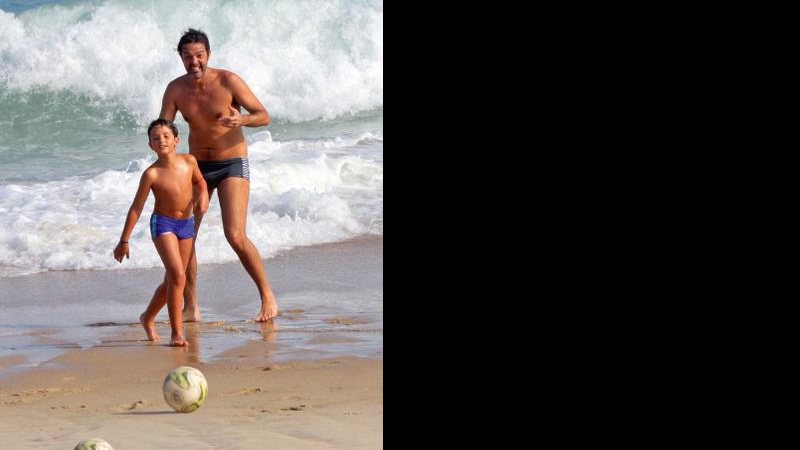 Bruno Mazzeo joga bola a beira-mar com seu filho - J. Humberto/ AgNews