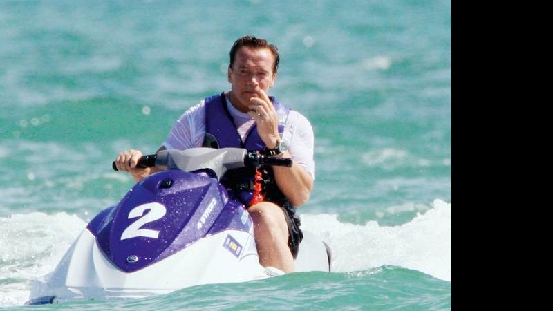 Arnold Schwarzenegger em seu jet ski - Mavrix Online/ The Grosby Group