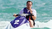 Arnold Schwarzenegger em seu jet ski - Mavrix Online/ The Grosby Group