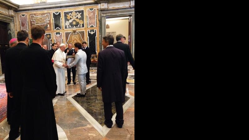 Romero Britto presenteia papa Francisco - -