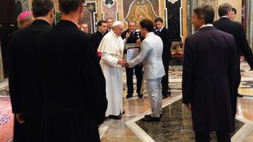 Romero Britto presenteia papa Francisco - -