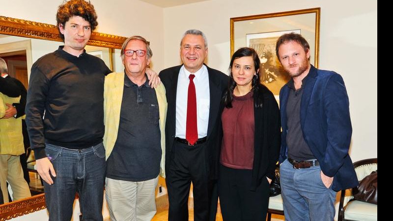 Agustín é ladeado por Dario, Donald, Renata e Hernán em jantar festivo em casa, em SP. - João Passos/Brasil Foto Press