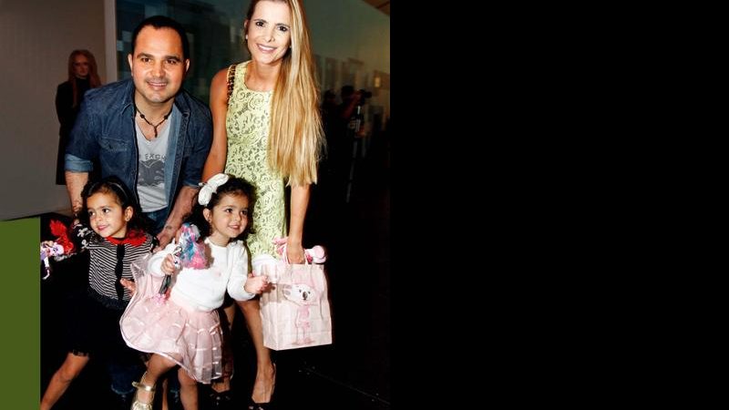 Luciano com sua esposa e filhas no SPFW - Léo Franco / Ag. News