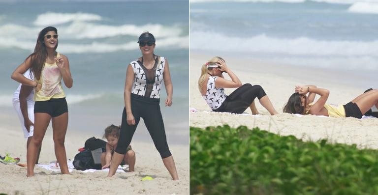 Flávia Alessandra faz exercícios em praia no Rio de Janeiro com as filhas, Giulia e Olívia - Dilson Silva / AgNews