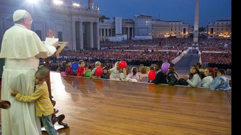 Menino quebra protocolo e abraça o papa Francisco - Osservatore Romano/Reuters