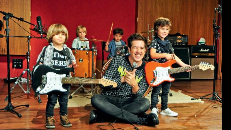 Rogério Flausino com banda mirim formada por Théo Sahyoun, Antonio Chaves, Bernardo Nigro e Pedro Fayt - João Passos/Brasil Foto Press