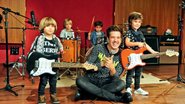 Rogério Flausino com banda mirim formada por Théo Sahyoun, Antonio Chaves, Bernardo Nigro e Pedro Fayt - João Passos/Brasil Foto Press