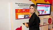 A blogueira Ane Medina, do Eu Maquio, se cadastra no Clube Viva O Boticário, o programa de relacionamento da marca, na sampling machine que ficou disponível na varanda do Espaço Nativa SPA durante a semana de moda - AgNews, Cadu Pilotto, Paulo Mumia e Reginaldo Teixeira