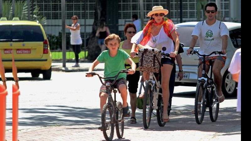 Glenda Kozlowski pedala com o filho - Wallace Barbosa