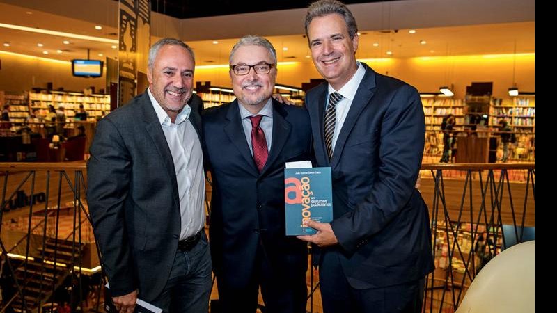 João Ciaco lança livro em SP - Gabriel Chiarastelli