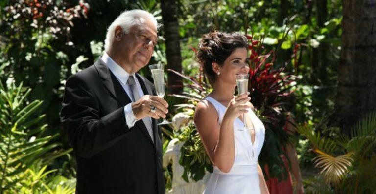 Amor à Vida: Aline vê Pilar escondida em seu casamento e a chama para brindar - Divulgação TV Globo