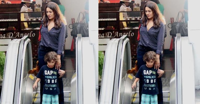 Dira Paes faz compras com o filho Inácio - Daniel Delmiro/AgNews