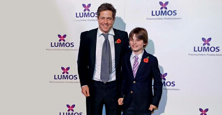 Hugh Grant  leva afilhado a evento de caridade - Olivia Harris/ Reuters