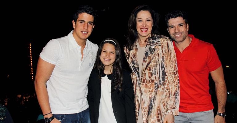 Claudia Raia confere Elis, o Musical no Rio ao lado dos filhos - Rodrigo Souza/AgNews