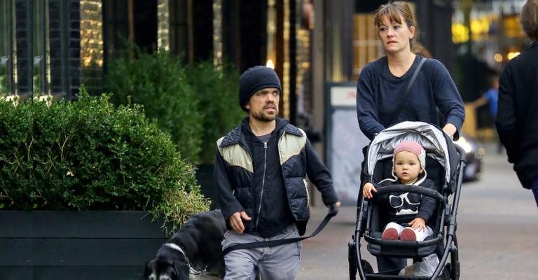 Peter Dinklage aproveita folga das filmagens para passear no Big Apple - AKM-GSI/AKM-GSI