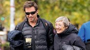 Hugh Jackman passeia pelas ruas de Nova York com a mãe - CARAS