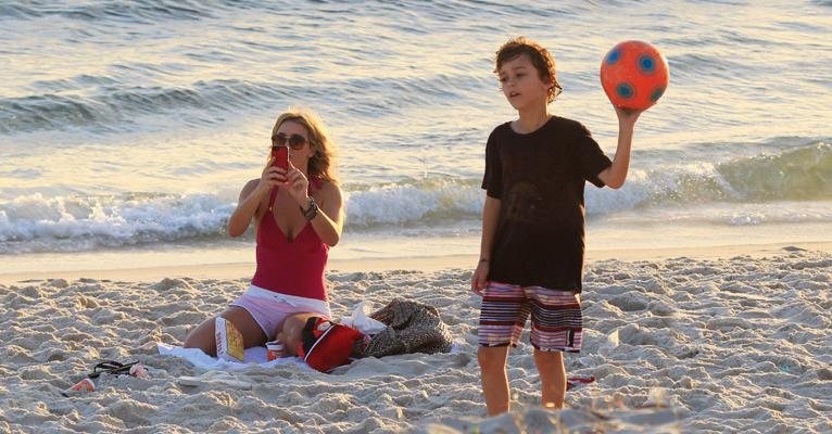 Christine Fernandes em dia de praia ao lado do filho Pedro - Delson Silva / AgNews