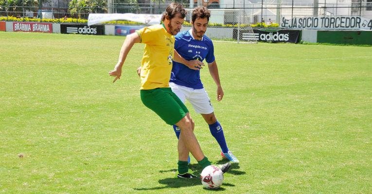 Heitor Martinez e Thiago Rodrigues disputam a bola em partida no Flamengo, Rio, em comemoração aos 118 anos do clube. - Leo Marinho/Agnews