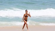 Erika Mader se refresca em praia no Rio - JC Pereira