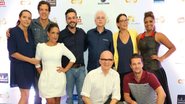 A equipe de Crô - O Filme: a produtora Paula Barreto, os atores Carlos Machado, Kátia Moraes, Alexandre Nero, o roteirista Aguinaldo Silva, Carolina Ferraz, a cantora Gaby Amarantos e, agachados, o diretor Bruno Barreto e o protagonista, Serrado - Reginaldo Teixeira