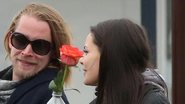 Macaulay Culkin namora sósia de Mila Kunis, sua ex - Grosby Group