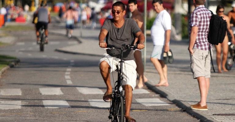 Zeca Pagodinho agora é adepto a bicicleta para cuidar da saúde - Marcos Ferreira/Photo Rio News