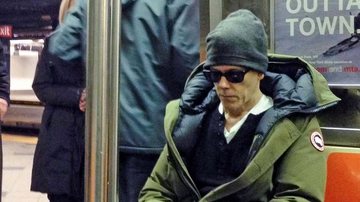 Kevin Bacon se mostra sustentável ao andar de metrô em NY - Luis Jr e Rodrigo Guerra/ The Grosby Group