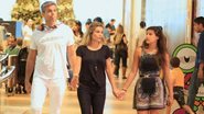 Flávia Alessandra passeia em shopping da Barra no Rio com a família - Delson Silva