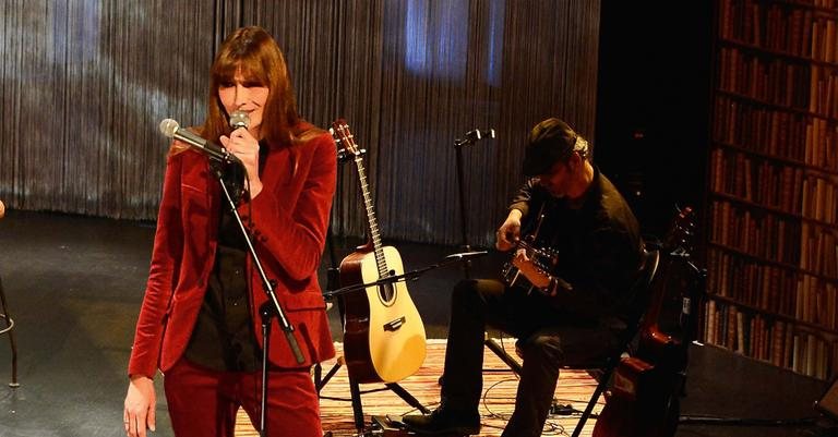 Carla Bruni canta na França e recebe o apoio do marido na platéia - -