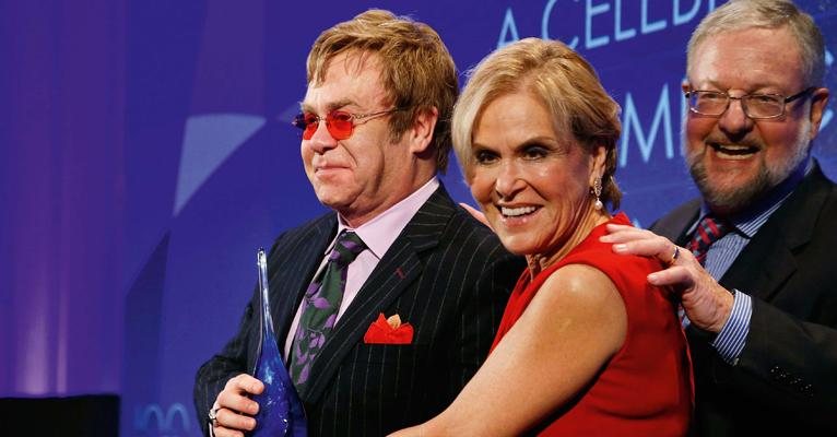 Elton John recebe prêmio em defesa dos portadores de HIV - Jonathan Ernst/ Reuters