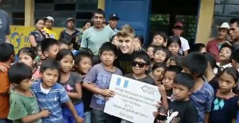 Justin Bieber coloca a mão na massa e ajuda a construir escola na Guatemala - Reprodução/People