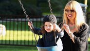 Prestes a dar a luz, Rachel Zoe brinca com o filho em parque de Los Angeles - Look Press