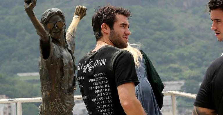 Joshua Bowman visita comunidade no Rio de Janeiro - Andre Freitas / AgNews