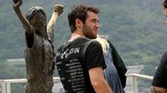 Joshua Bowman visita comunidade no Rio de Janeiro - Andre Freitas / AgNews