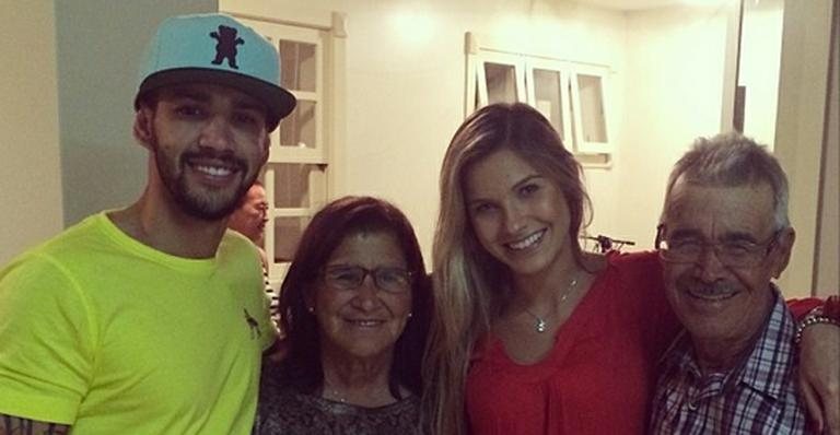 Gusttavo Lima com a noiva, Andressa, e os pais Sebastiana e Alcino - Instagram/Reprodução