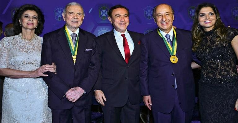 Em São Paulo, a festa homenageia os dirigentes do futebol. Amaury Jr., entre Neusa e Marin e Marco Polo e Carol Galan. - Ricardo Stuckert/CBF