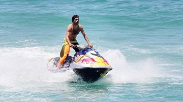 Pedro Scooby relaxa ao andar de jet ski na Bara da Tijuca, no Rio - Marcos Ferreira/Foto Rio News