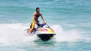 Pedro Scooby relaxa ao andar de jet ski na Bara da Tijuca, no Rio - Marcos Ferreira/Foto Rio News