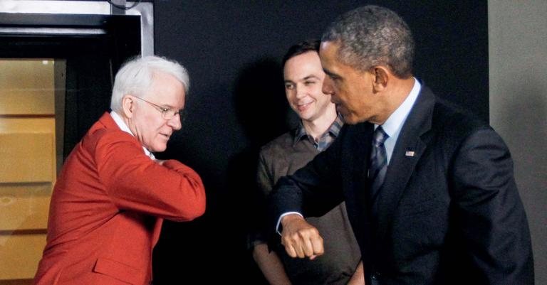 Steve Martin diverte o presidente Obama ao cumprimenta-lo com o cotovelo para não passar gripe - Jason Weed/Reuters