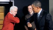 Steve Martin diverte o presidente Obama ao cumprimenta-lo com o cotovelo para não passar gripe - Jason Weed/Reuters