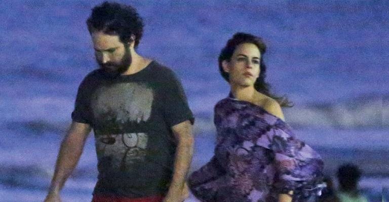 Caco Ciocler e Luisa Micheletti caminham de noite na praia da Barra no Rio de Janeiro - Xande Nolasco