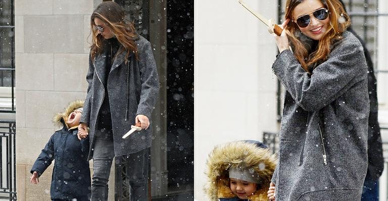 Filho de Orlando Bloom e Miranda Kerr brinca com a neve em Nova York - AKM-GSI/Splash