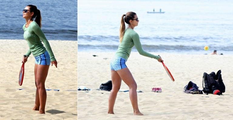 Letícia Wiermann, filha de Datena, faz aula de tênis em praia do Rio de Janeiro - JC Pereira/AgNews