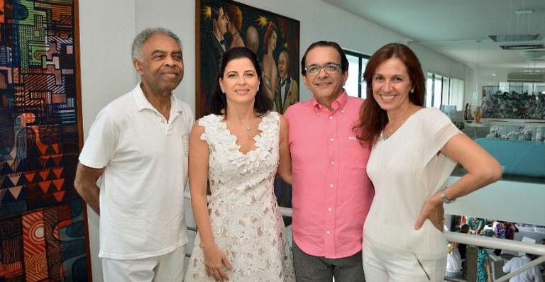 Na capital pernambucana, Recife, Gilberto Gil e Flora confraternizam com os anfitriões, Antonio e Carla. - Felipe Souto Maior / Agnews