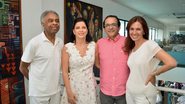 Na capital pernambucana, Recife, Gilberto Gil e Flora confraternizam com os anfitriões, Antonio e Carla. - Felipe Souto Maior / Agnews