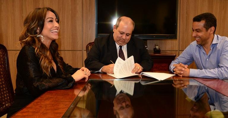 Sabrina Sato assina contrato com a Record com o presidente da Record, Luiz Cláudio Costa, e Mafran Dutra, presidente do Comitê Artístico da emissora - Antonio Chahestian / Record