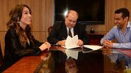 Sabrina Sato assina contrato com a Record com o presidente da Record, Luiz Cláudio Costa, e Mafran Dutra, presidente do Comitê Artístico da emissora - Antonio Chahestian / Record