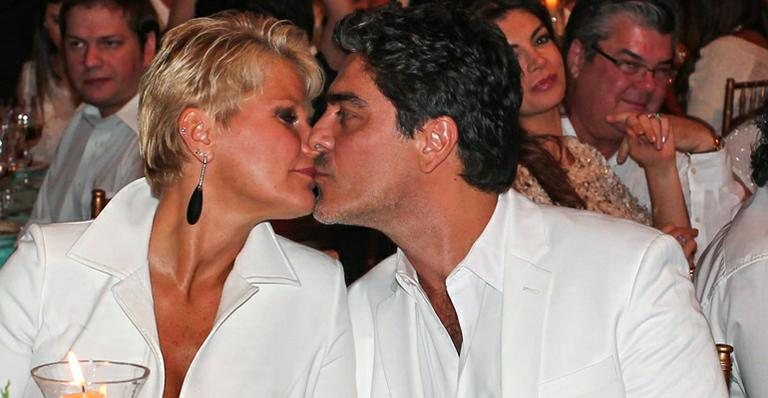 Xuxa e Junno Andrade se beijam durante evento beneficente em São Paulo - Manuela Scarpa e Marcos Ribas/Foto Rio News