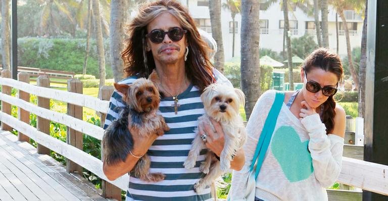 Steven Tyler passeia com seus pets usando seus excêntricos looks em Miami - Fameflynet/The Grosby Group